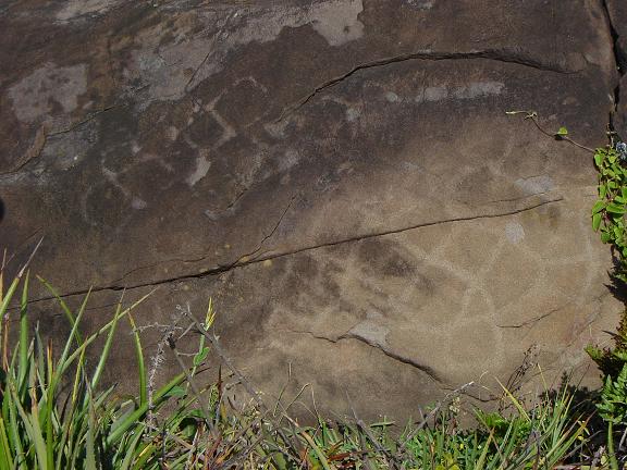 Na imagem acima temos uma arte gravada na pedra (de onde vem o termo "rupestre"). Keler Lucas catalogou esta sinalização como SIV-3.