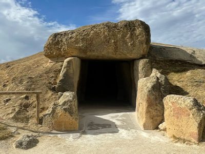 Entre menires e dólmens – Uma viagem aos primórdios do megalitismo na Península Ibérica